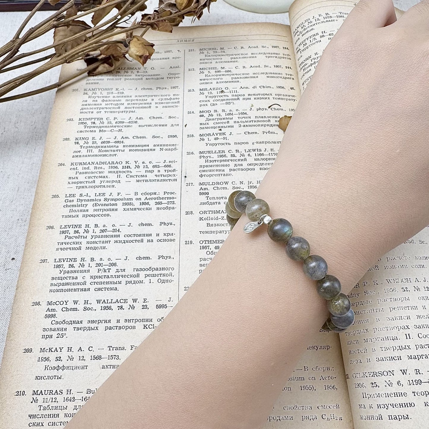 8mm grey labradorite bracelet on the hand