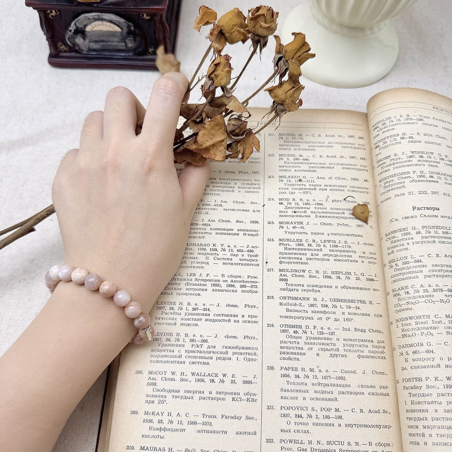 8mm rainbow_moonstone bracelet on the hand