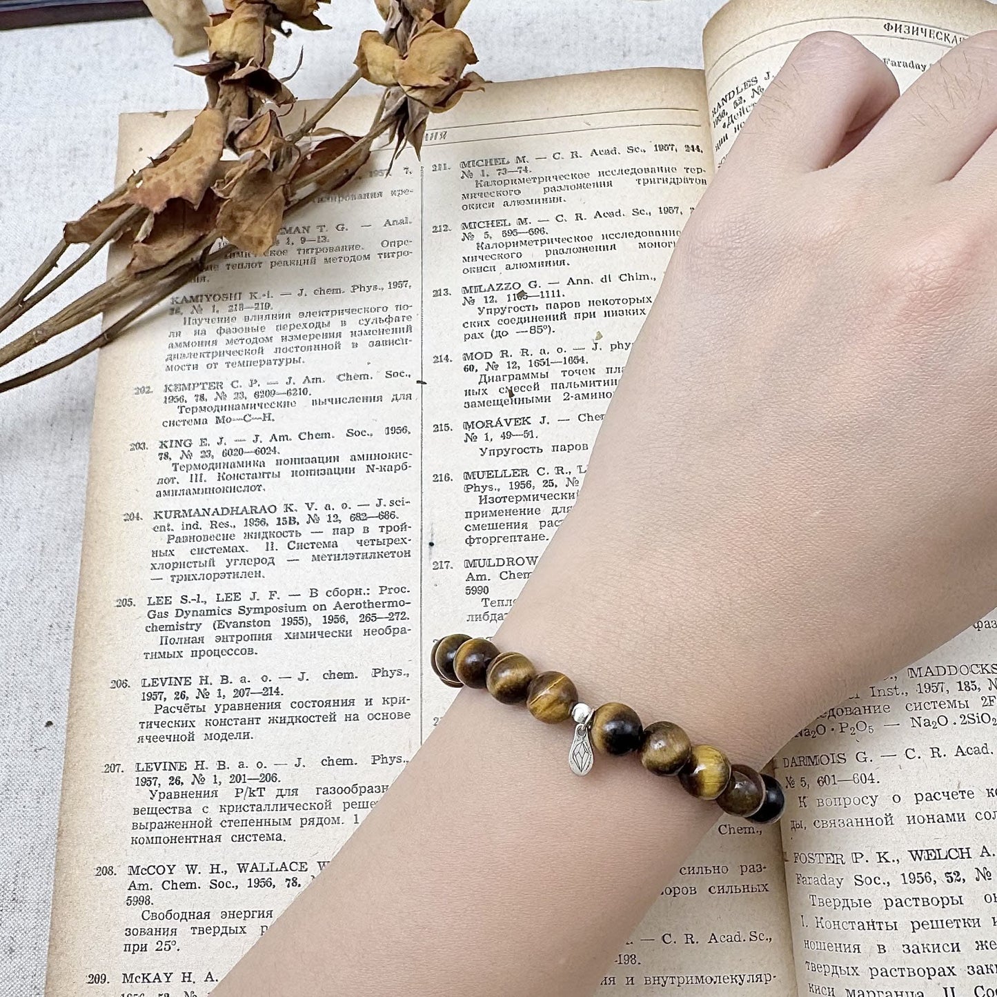 8mm tigereye's bracelet on the hand