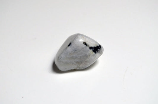 Moonstone Crystal: Meaning, Healing Properties & Uses