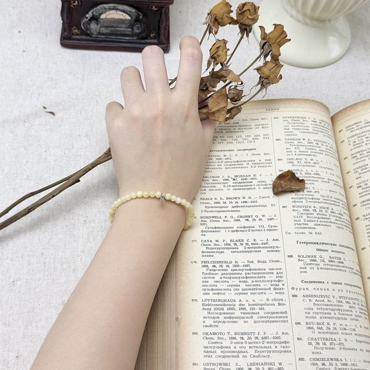 4mm yellow calciten bracelet on the hand