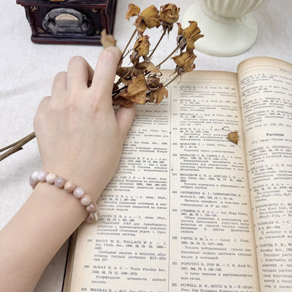 8mm rainbow_moonstone bracelet on the hand