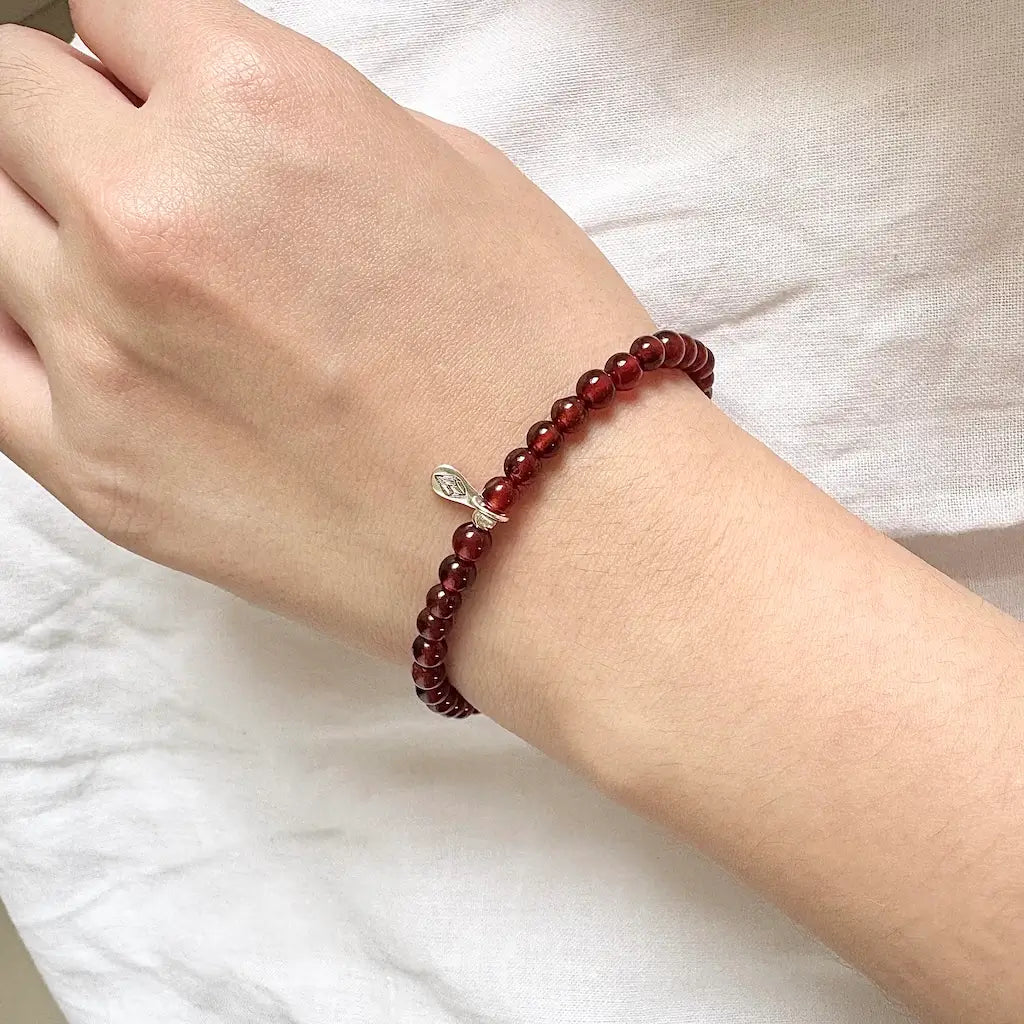 Garnet Bracelet - Worn On Wrsit｜Touch Vintage