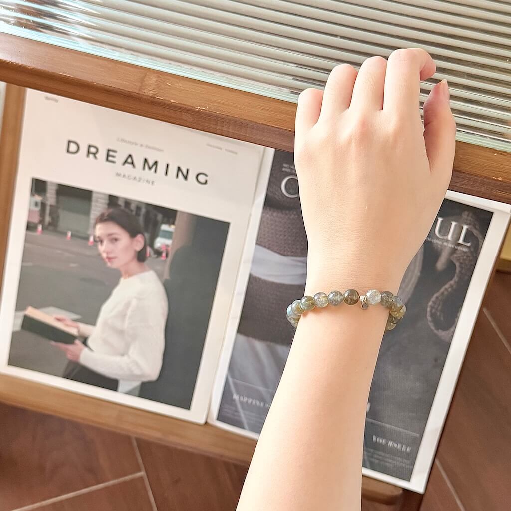 Labradorite Bracelet 8mm - Worn On Wrist｜Touch Vintage