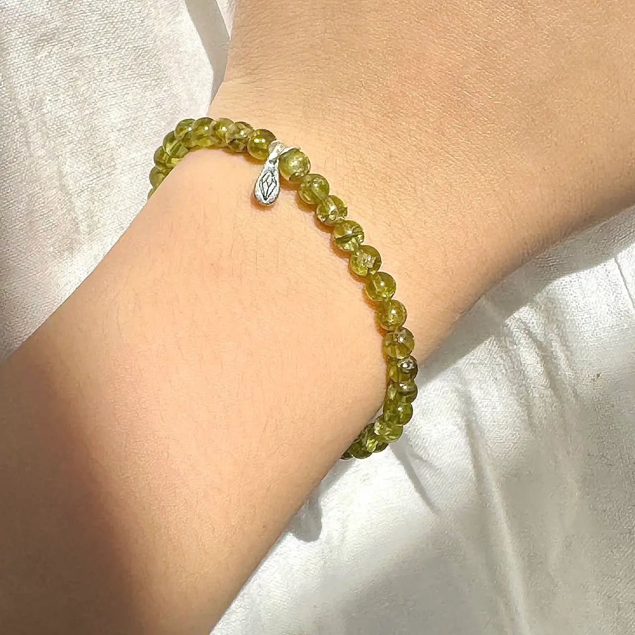 Peridot Stone Bracelet - Worn On Wrist｜Touch Vintage