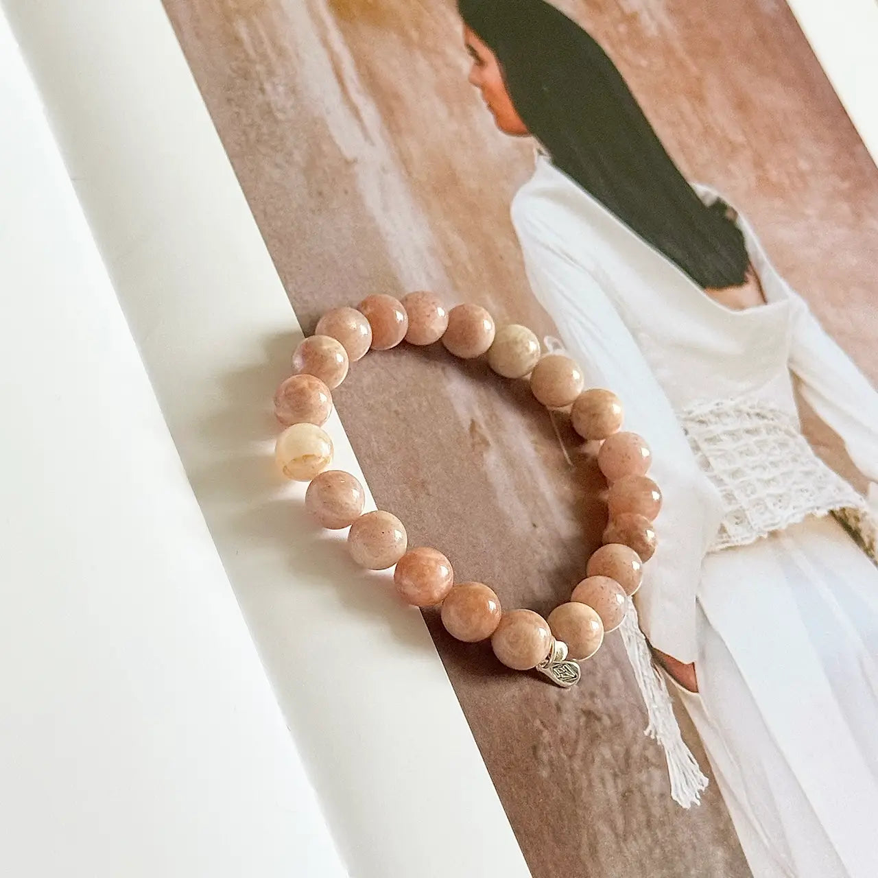 Rainbow Moonstone 8mm - Side View｜Touch Vintage