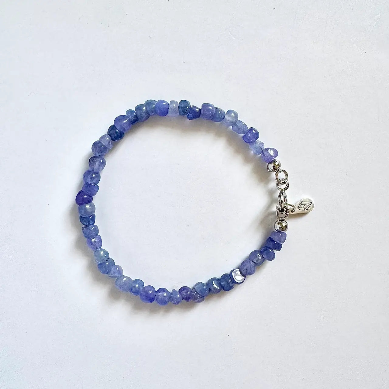 Tanzanite bracelet made with natural tanzanite crystal beads｜Touch Vintage